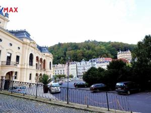 Prodej obchodního prostoru, Karlovy Vary, Divadelní náměstí, 87 m2