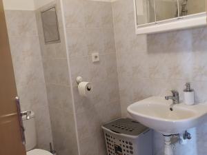 Pronájem bytu 1+kk, Praha - Prosek, Nad šestikopy, 37 m2