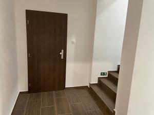 Prodej bytu 2+1, Karlovy Vary, U Trati, 61 m2