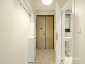 Pronájem bytu 1+1, Praha - Karlín, Hybešova, 33 m2