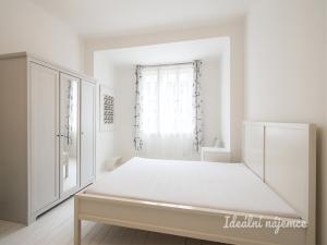 Pronájem bytu 1+kk, Praha - Holešovice, Jankovcova, 28 m2