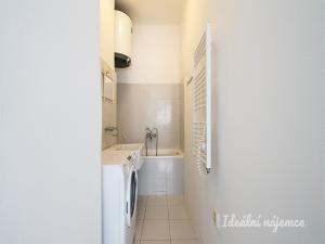 Pronájem bytu 1+kk, Praha - Holešovice, Jankovcova, 28 m2