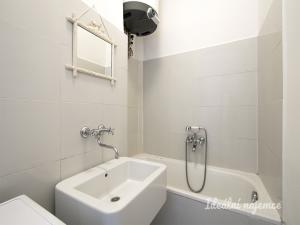 Pronájem bytu 1+kk, Praha - Holešovice, Jankovcova, 28 m2