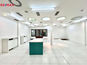 Prodej obchodního prostoru, Karlovy Vary, Divadelní náměstí, 72 m2