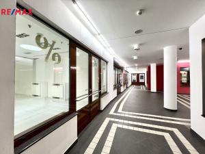 Prodej obchodního prostoru, Karlovy Vary, Divadelní náměstí, 72 m2