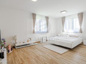 Prodej rodinného domu, Ohrobec, V zahrádkách, 226 m2