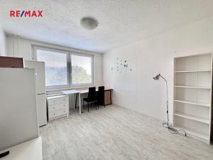 Pronájem bytu 1+kk, Praha - Modřany, Angelovova, 31 m2