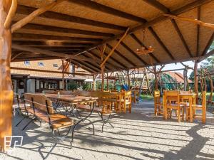 Prodej restaurace, Chbany, 704 m2