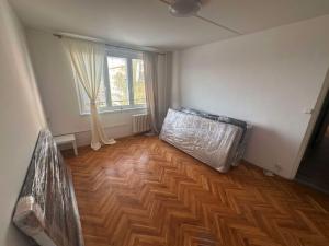 Pronájem bytu 2+1, Karlovy Vary, Plešivecká, 57 m2