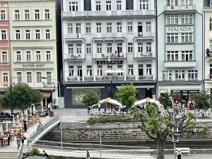 Prodej garážového stání, Karlovy Vary, Divadelní náměstí