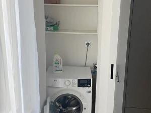 Pronájem bytu 2+kk, Praha - Bubeneč, Šmeralova, 52 m2