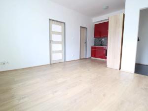 Pronájem bytu 2+kk, Praha - Hrdlořezy, Českobrodská, 36 m2