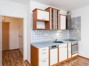 Pronájem bytu 2+kk, Praha - Kbely, Pod Nouzovem, 45 m2