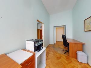 Prodej obchodního prostoru, Karlovy Vary, Zámecký vrch, 72 m2