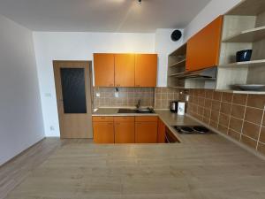 Pronájem bytu 1+kk, Praha - Řeporyje, Wiesenthalova, 36 m2