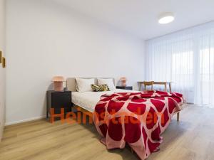 Pronájem bytu 2+kk, Praha - Holešovice, U Pergamenky, 61 m2