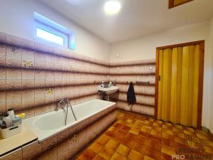 Prodej vícegeneračního domu, Křtiny, 294 m2