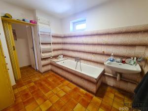 Prodej vícegeneračního domu, Křtiny, 294 m2