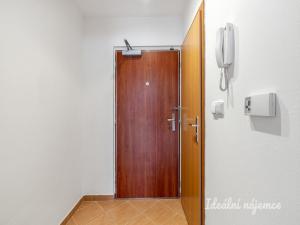 Pronájem bytu 1+kk, Praha - Prosek, Zubrnická, 26 m2