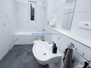 Pronájem kanceláře, Hradec Králové, třída Karla IV., 240 m2