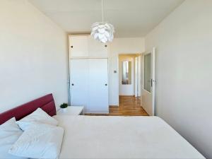 Pronájem bytu 2+kk, Praha - Řepy, Laudova, 43 m2