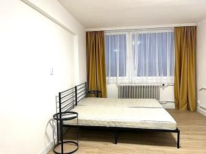 Pronájem bytu 1+kk, Praha - Radotín, Vrážská, 28 m2