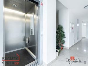 Prodej bytu 2+kk, Praha - Prosek, Zubrnická, 56 m2