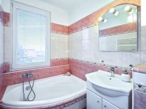 Prodej bytu 3+1, Dašice, 28. října, 74 m2