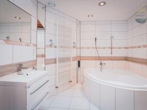 Prodej obchodního prostoru, Sušice, náměstí Svobody, 658 m2