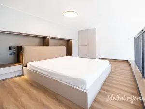 Pronájem bytu 1+kk, Praha - Holešovice, V háji, 43 m2