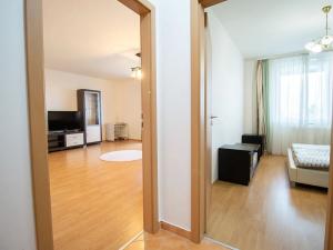 Pronájem bytu 2+kk, Praha - Háje, Jurkovičova, 37 m2