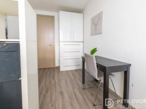 Pronájem bytu 3+kk, Praha - Petrovice, Rezlerova, 68 m2