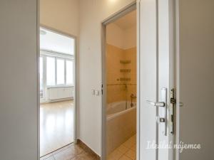 Pronájem bytu 1+kk, Praha - Kyje, Za černým mostem, 35 m2