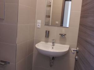 Pronájem bytu 1+kk, Praha - Letňany, Hlučkova, 56 m2