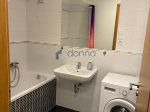 Pronájem bytu 2+kk, Praha - Hloubětín, Nademlejnská, 54 m2