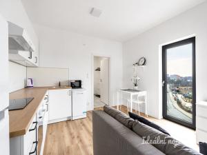 Pronájem bytu 2+kk, Praha - Kyje, Za černým mostem, 37 m2