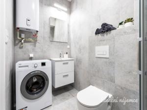 Pronájem bytu 2+kk, Praha - Kyje, Za černým mostem, 37 m2