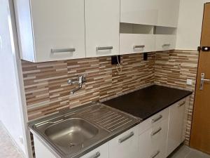Pronájem bytu 2+kk, Praha - Strašnice, Věšínova, 49 m2