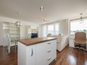Pronájem bytu 3+kk, Praha - Řepy, Nevanova, 73 m2