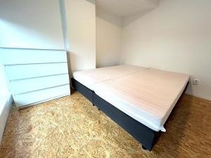 Pronájem bytu 1+kk, Praha - Vysočany, Poděbradská, 28 m2