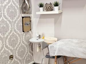 Pronájem obchodního prostoru, Praha - Karlín, Sokolovská, 20 m2