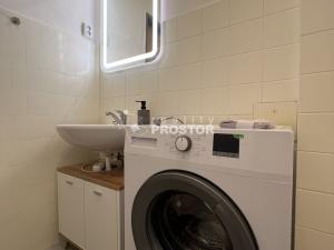 Pronájem bytu 2+1, Praha - Vinohrady, Velehradská, 77 m2
