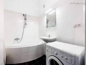 Pronájem bytu 2+kk, Praha - Karlín, Křižíkova, 60 m2