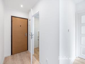 Pronájem bytu 2+kk, Praha - Řepy, Laudova, 33 m2