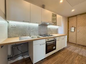 Pronájem bytu 2+kk, Praha - Dejvice, Srbská, 43 m2