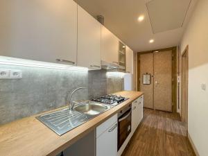 Pronájem bytu 2+kk, Praha - Dejvice, Srbská, 43 m2