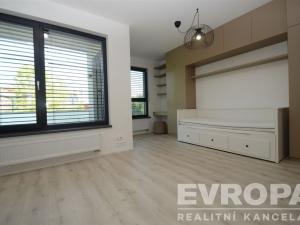 Pronájem bytu 1+kk, Praha - Malešice, Azzoniho, 37 m2