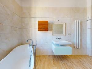 Prodej bytu 2+kk, Karlovy Vary, Svahová, 77 m2