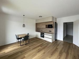 Pronájem bytu 2+kk, Praha - Horní Měcholupy, Milánská, 55 m2