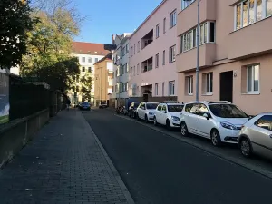 Pronájem garážového stání, Brno, Pellicova, 15 m2